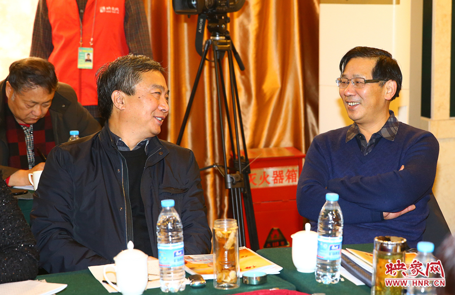 政協小組會議上政協委員們熱烈討論