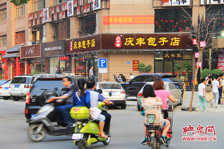 “慶豐包子店”位于路口拐角處,人流量車流量很大,堪稱黃金位置。