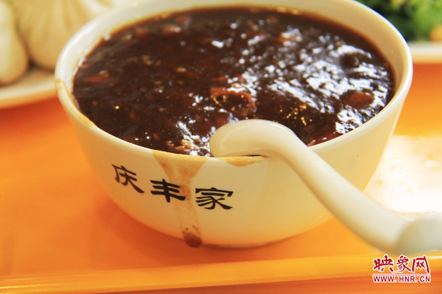 一碗炒肝,看上去也有滋有味。