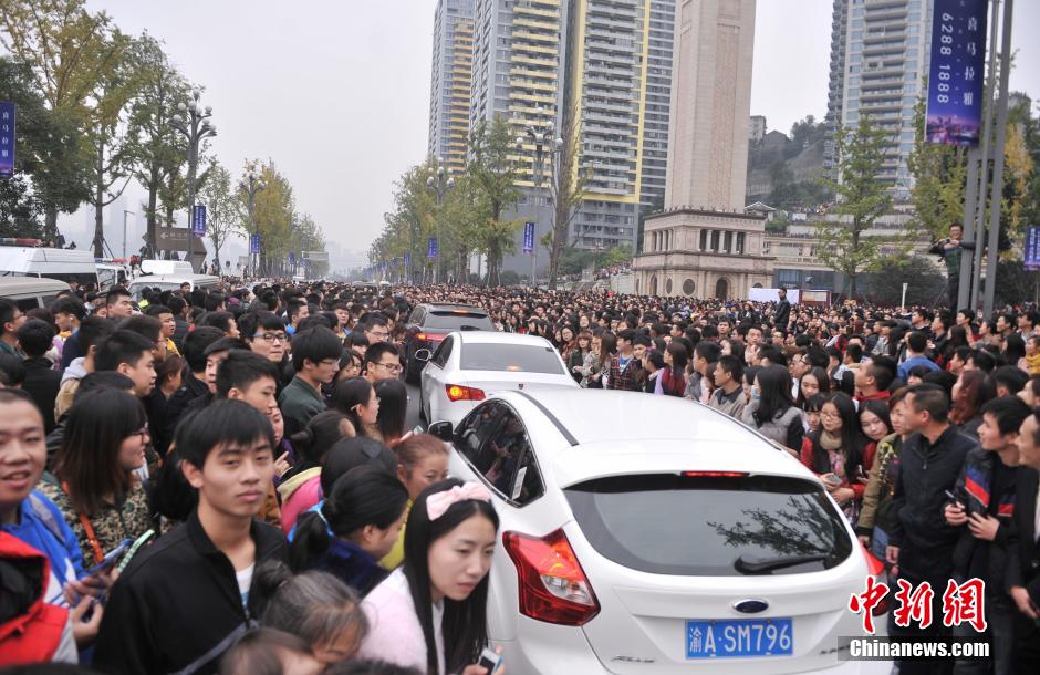 重慶上萬粉絲在南濱路等待《奔跑吧兄弟》節目的錄制。