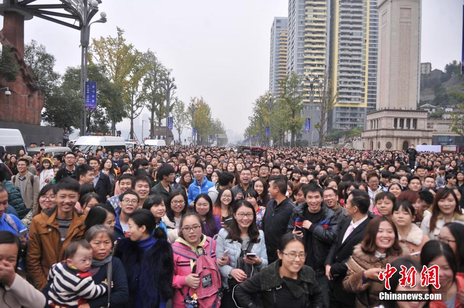 重慶上萬粉絲在南濱路等待《奔跑吧兄弟》節目的錄制。