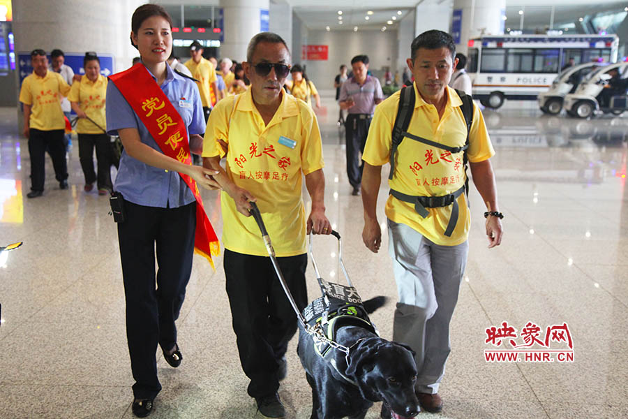 接到鄭州市愛心導盲犬服務中心的乘車請求后，鄭州東站抽調(diào)了工作人員進行對接，提前做好服務引導準備。