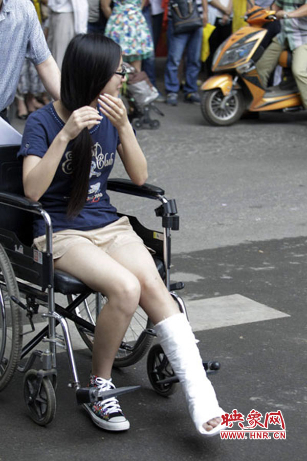 鄭州回中考點(diǎn)，一名考生左腳受傷，坐著輪椅入考場(chǎng)。