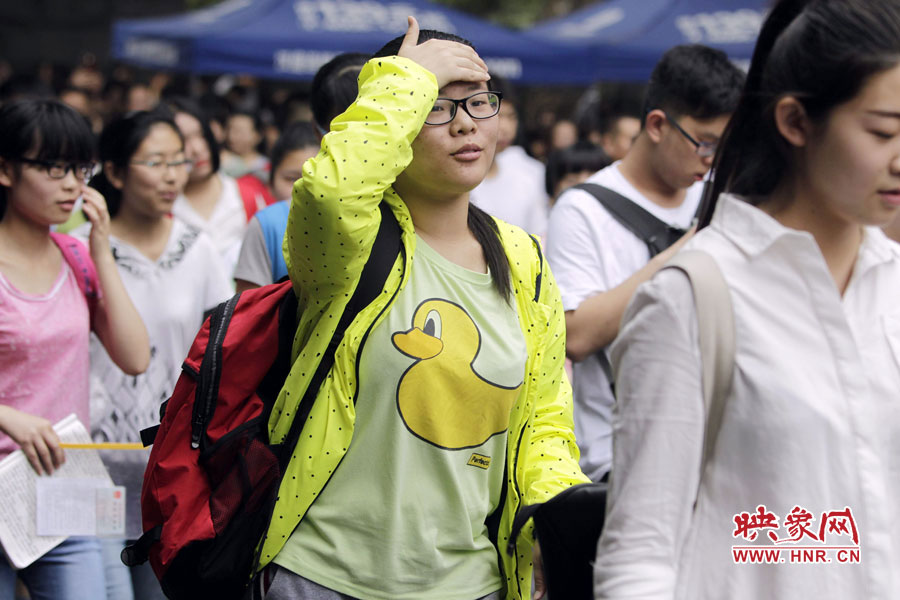 鄭州回中考點(diǎn),考生輕松入場(chǎng)。 鄭州回中考點(diǎn),考生輕松入場(chǎng)。
