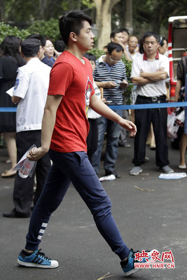 鄭州回中考點(diǎn),考生自信入場(chǎng)。 鄭州回中考點(diǎn),考生自信入場(chǎng)。