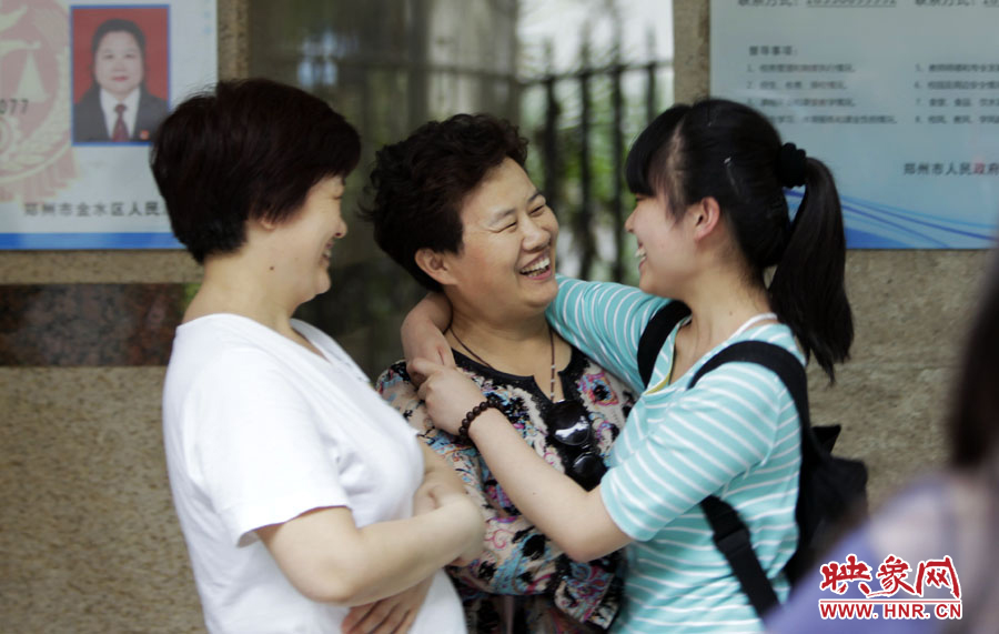 6月7日，鄭州回中考點(diǎn)，走出考場(chǎng)的考生和家長(zhǎng)擁抱在一起