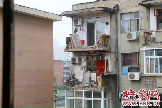 樓上多處陽臺出現裂縫，隨時有掉落危險