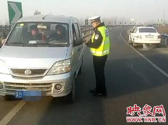 2月3日，一名男子因錯(cuò)過(guò)了路口不顧自身安全竟然在高速上逆行，被焦作高速交警逮個(gè)正著。