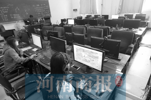 鄭州黃河護(hù)理職業(yè)學(xué)院的微機(jī)室內(nèi)，一女學(xué)生正在打游戲