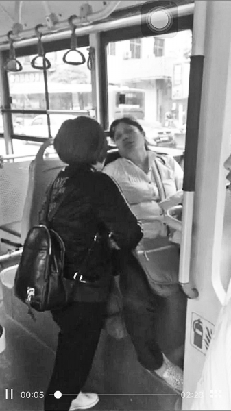 女子在公交車上對突發心臟病的乘客施救