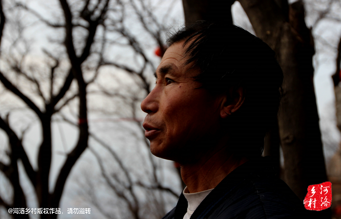 不過老崔對鄰居卻有著十分的不屑，平日里他們的生活，主要是自己種植的蔬菜和野菜，偶爾有山下香客的供奉。而鄰居卻經(jīng)常揀一些驢友丟棄的物品，飲料瓶，塑料紙，或者其它的物品。