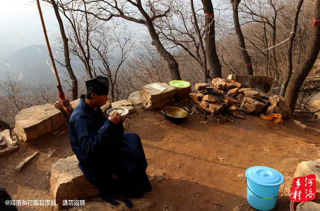 鄰居有時候會拿這些廢品下山，換取一些食物，對于老崔來說，既然出家就該安守清貧，撿破爛換好吃的，不是出家人該做的。他偷偷把鄰居的一大包廢品踢下了山，于是爭吵并且打起了架。