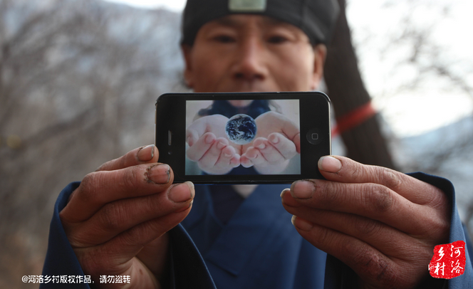 老崔雖然在山上修行，可是家里還有六個兄弟姐妹，家里人來找過他，他認為打工太累了，還需要受氣，不如山中修行自在。通過山下的香客，他花了800塊錢買了一個蘋果手機，這是他在山上最奢侈的一次購物。老崔有些心疼，他說那個香客不應該收他錢才對。