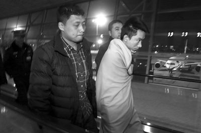 昨日，首都機場，跨國綁架勒索團伙首犯中國籍男子奚某被押解回國。新京報記者 尹亞飛 攝