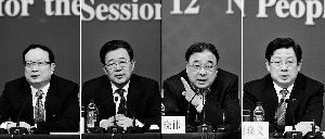 昨天，國務院深化醫(yī)藥衛(wèi)生體制改革領導小組辦公室負責人王保安、孫志剛、馬曉偉、胡曉義（從左至右）就“醫(yī)藥衛(wèi)生體制改革”有關問題回答記者提問。記者王鵬/攝