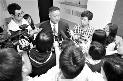 6月5日，商務部新聞辦公室召開“中歐光伏產(chǎn)品貿(mào)易摩擦”專題發(fā)布會。發(fā)布會結(jié)束后，中國機電產(chǎn)品進出口商會會長張鈺晶接受記者采訪。新京報記者