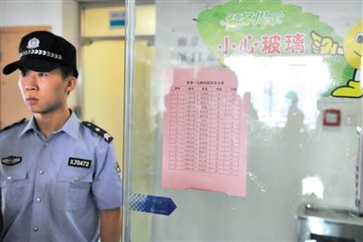 前日，廈門市解放軍174醫(yī)院重癥醫(yī)學(xué)科門口貼著在該醫(yī)院接受治療的受傷人員名單。 新華社記者 陳曄華