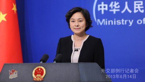 2013年6月14日，外交部發(fā)言人華春瑩主持例行記者會。