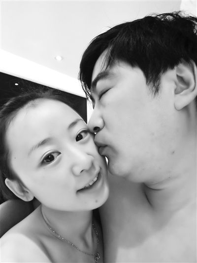兩人合影。女當事人供圖