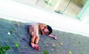 大熱天，小女孩赤身躺在馬路上
