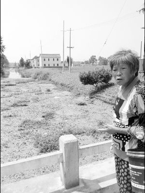 河里長滿浮萍漂著垃圾，村民有時不得已用河水應急