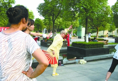 【漢網市民記者“關艾” 圖文報道】近日，我在漢陽一公園內，看見幾個削發尼姑和群眾們在一起跳健身舞。