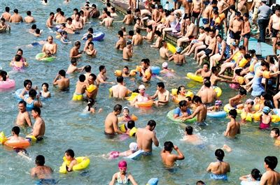 昨日，濟(jì)南市最高氣溫超過(guò)37℃，位于市區(qū)黑虎泉畔的泉水浴場(chǎng)免費(fèi)開放。