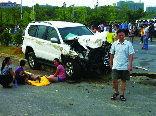 事發(fā)現(xiàn)場，肇事車輛車頭嚴重損毀，旁邊有人當場死亡