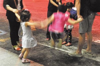 2012年8月1日晚，北京兒童醫(yī)院，三個(gè)來自廊坊的小女孩在玩耍，她們都被幼兒園老板性侵害。本版攝影/新京報(bào)記者 尹亞飛