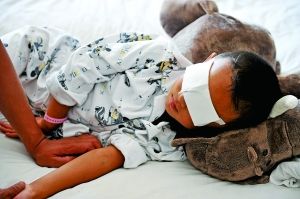 9月2日，小斌斌在病床上休息。山西省眼科醫院院長賈亞丁介紹，醫院安排心理專家對患兒及家屬進行心理治療。