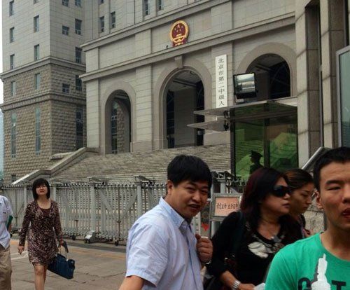 上午10：35分左右，蘇順虎律師和其家屬從法院西大門出來。