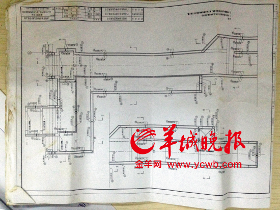 舉報人洪先生稱，里面標注“100”（圖紙默認單位為毫米）的地方，均按照13厘米的鋼筋間距施工