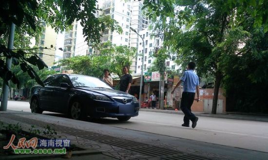 穿警服的男子走向和自己的車并發現罰單