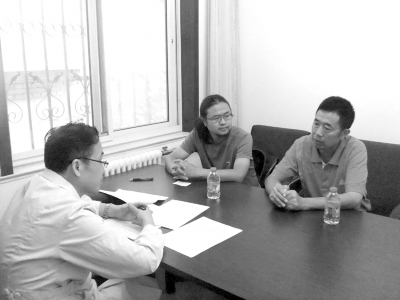 9月13日下午，雷闖(中)與父親在國家衛計委遞交建議信，與衛計委工作人員交流。　雷闖供圖