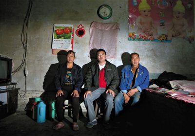 10月18日，自鋸病腿的鄭艷良所在的保定市清苑縣東臧村，有多家農戶大病難醫，村民王新建（中）得了白血