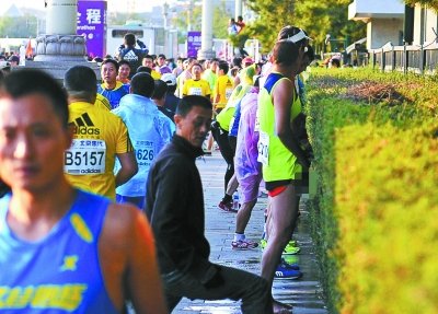 北京馬拉松“尿紅墻” 集體噓噓是傳統？