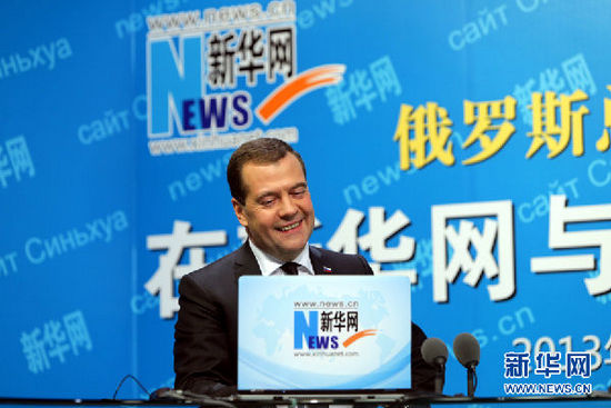 10月22日，俄羅斯總理梅德韋杰夫在新華網與中國網民進行在線交流互動。 新華社記者邢廣利攝