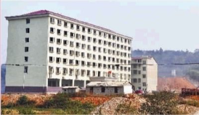  10月23日，長沙市岳麓區(qū)蓮花鎮(zhèn)云蓋村村委會的辦公大樓。  實習(xí)記者 李健 攝