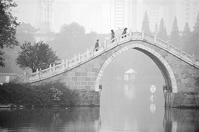 10月28日，市民走在合肥市霧霾籠罩的公園里。新華社發(fā)