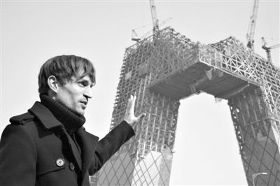 2008年2月，建筑師奧雷·舍人在中央電視臺新址大樓的工地外。圖/CFP