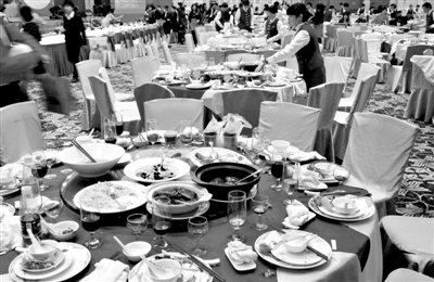 今年1月20日，一國企在廣州一家五星級酒店擺了70桌。臨近年底，在中央“嚴抓四風”背景下，北京國企機