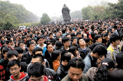 去年3月16日，武漢華中科技大學，“北約”、“華約”、“卓越”聯盟自主招生選拔考試湖北考點，考生等待進場。 圖/CFP