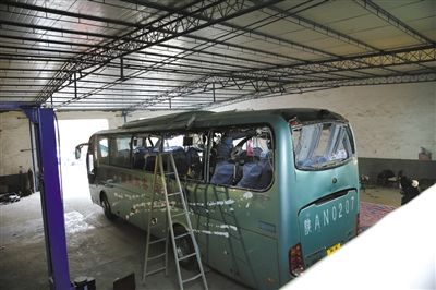 爆炸客車內部已經面目全非。據華商報