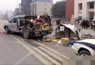 一輛越野車在車禍中受損嚴重。圖據網絡