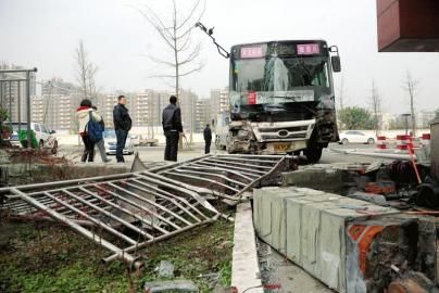 1月6日，成都雙華大道，失控后的公交車撞垮一單位的護欄。攝影 劉陳平