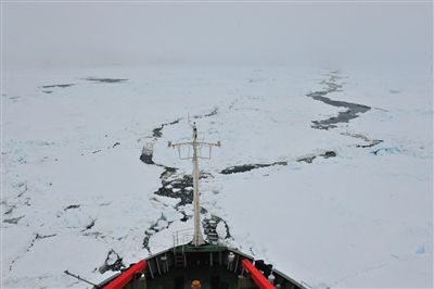 7日17時(shí)50分許，“雪龍”號(hào)船頭冰面裂開(kāi)一條水道，“雪龍”號(hào)趁機(jī)迅速穿過(guò)。