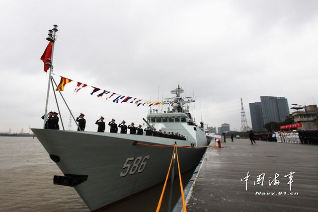 1月8日，某新型導(dǎo)彈護(hù)衛(wèi)艦吉安艦入列海軍東海艦隊命名授旗儀式現(xiàn)場。新華社發(fā)