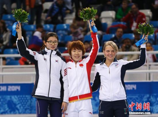 當地時間2月15日,索契冬奧會短道速滑女子1500米決賽中,中國選手周洋奪得冠軍,成功衛冕。