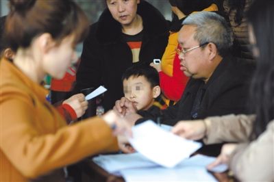 昨日，家長為服用藥品的幼兒登記參加體檢。西安兩所幼兒園長期給園內(nèi)幼兒集體服用“病毒靈”。