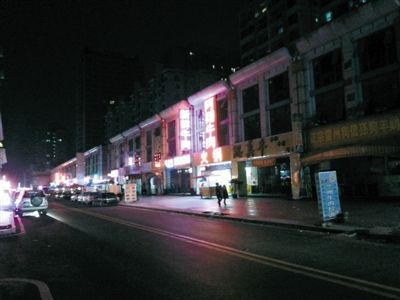 3月11日，掃黃后晚上8點天鵝湖路冷清的街道。以前，這里都是人和車輛，街邊站滿了小姐。新京報記者 林野 攝